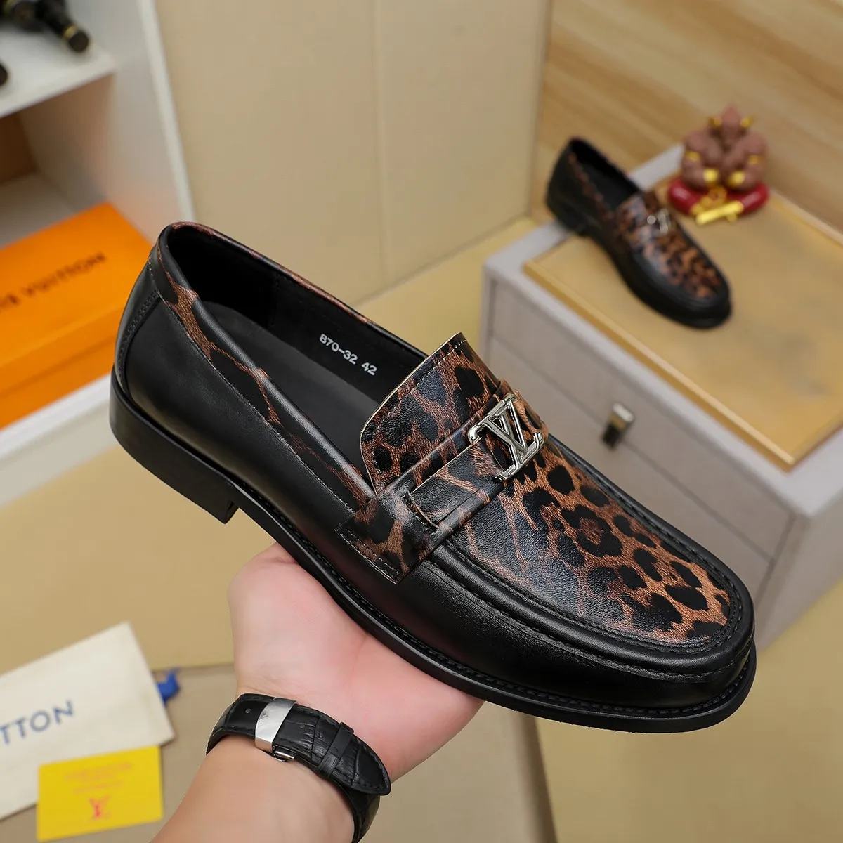 Men's shoes 💰 460 💰 Louis Vuitton LV ® 🆕 model 🔛Full shoe counter, first layer cowhide, 🐂leather lined casual shoes for men, super soft outsole, essential for driving. Counter synchronization, original first layer cowhide, completely 1:1 mold customization🌹top version, color optional! Number: 39-44 (customized at 38.45)